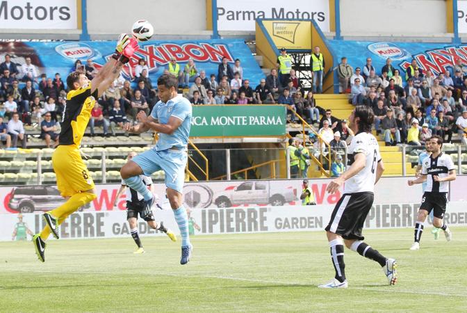 L'uscita di Mirante su Ederson. Ansa